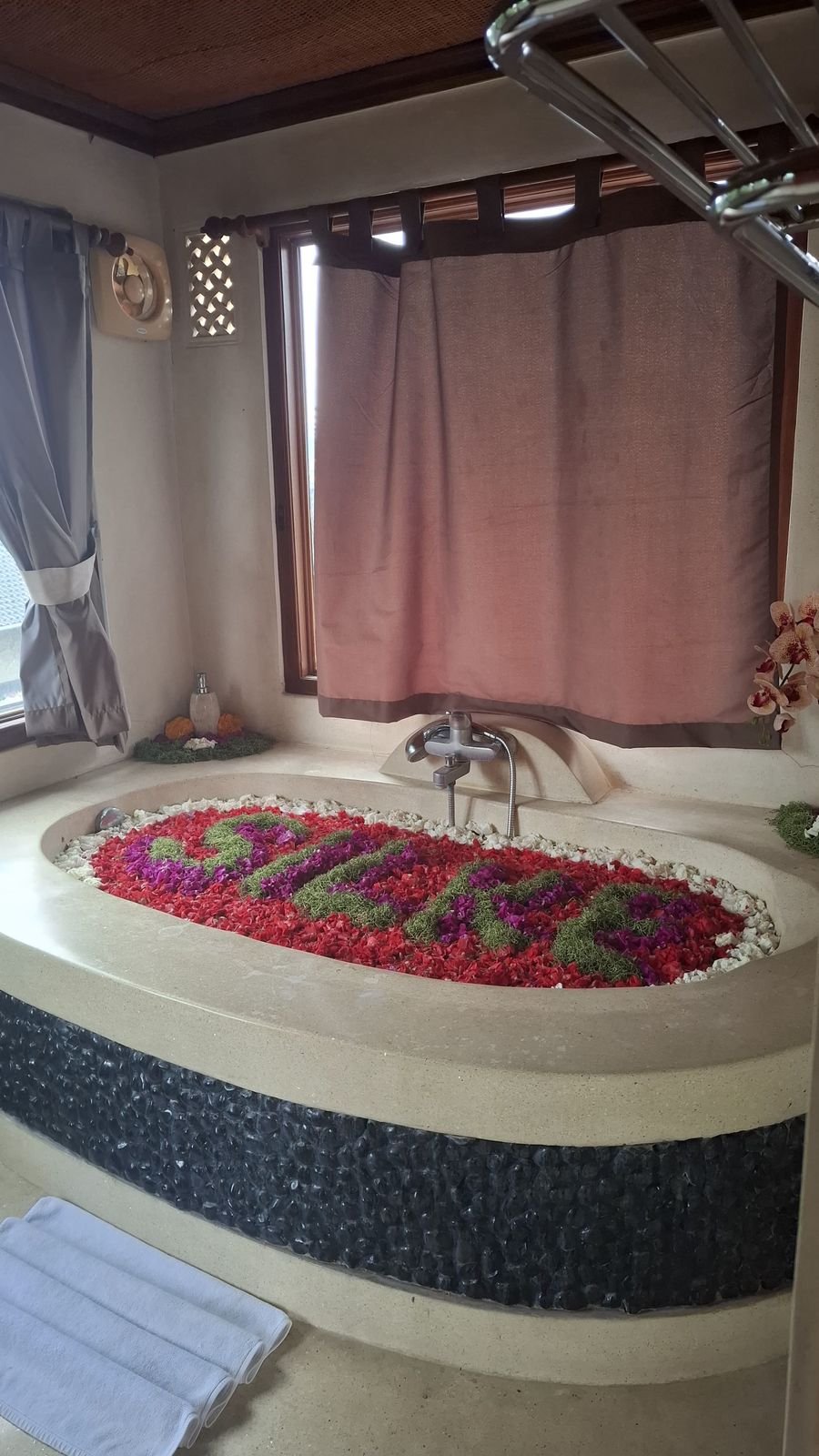 Bathtub decorated with colorful flowers for Blooming Birthday Suite